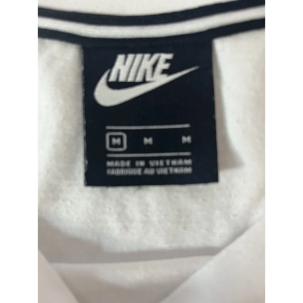 Nike T-Shirt Mens Medium White Short Sleeve Graphic Swoosh Logo